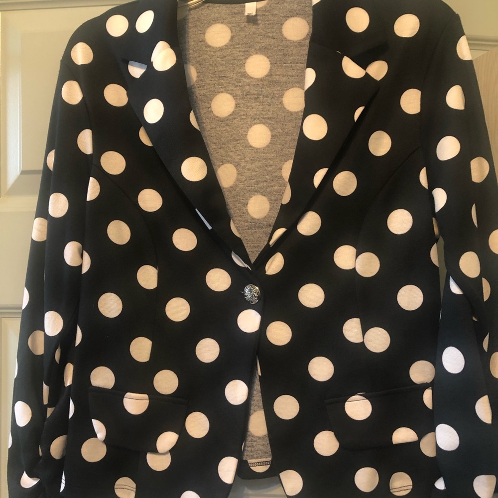 Cute classic polka dot jacket with 3/4 sleeves.
